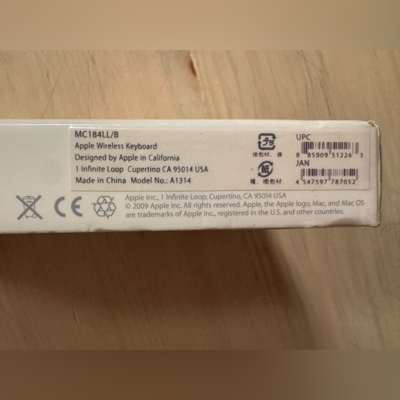 NEW Apple Wireless Keyboard and Apple Magic Track Pad - Picture 2 of 3